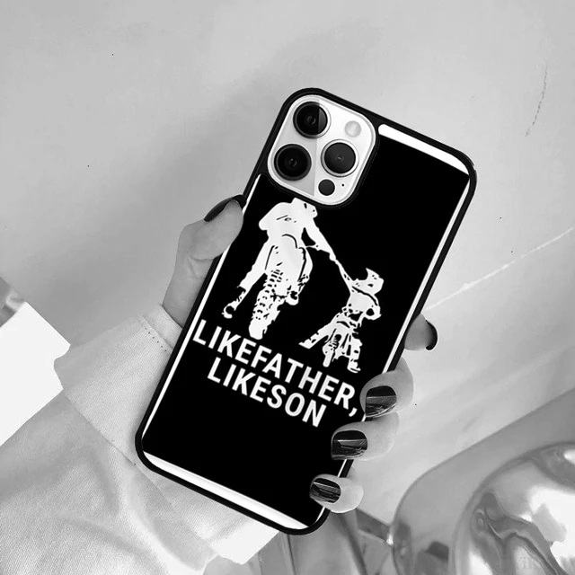 Funda instalada en un iPhone con detalle de los cortes para puertos y botones