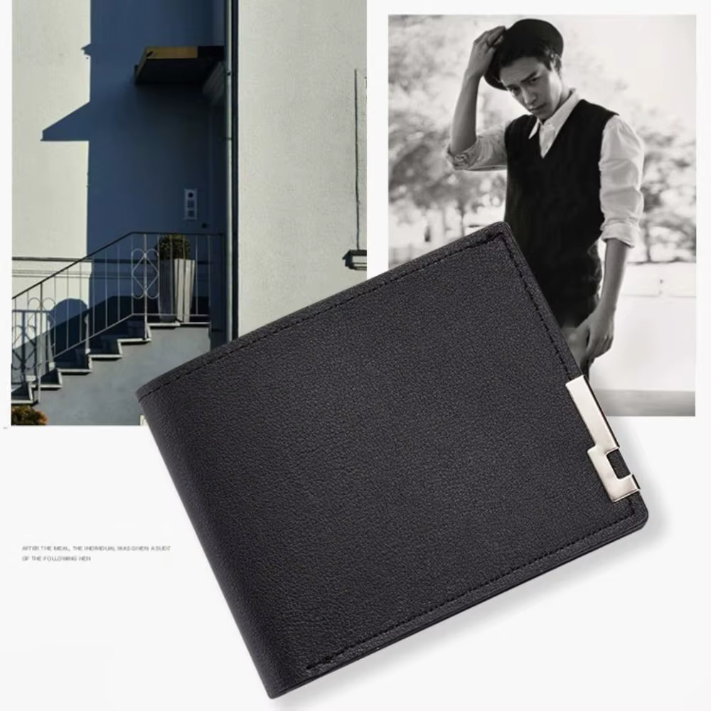 Detalle de los compartimentos y bolsillos interiores de la cartera retro minimalista