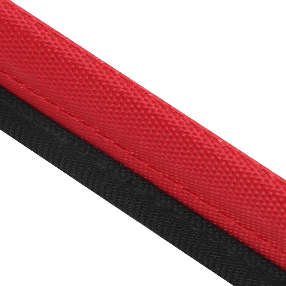 Funda protectora almacenada junto a otros accesorios de pesca