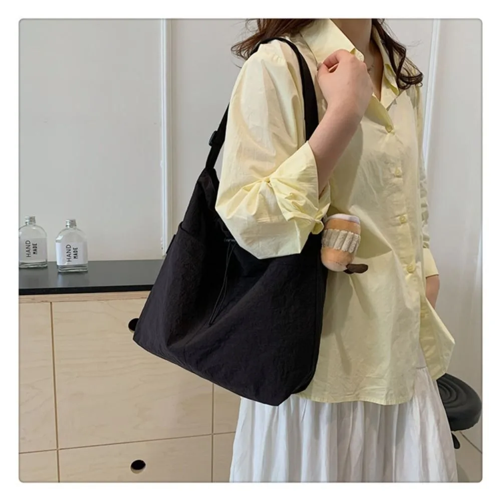 Bolso bandolera acolchado en nylon impermeable con cierre de cordón
