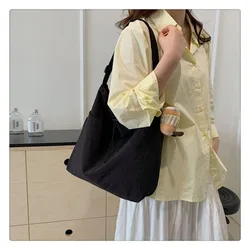 Bolso bandolera acolchado en nylon impermeable con cierre de cordón