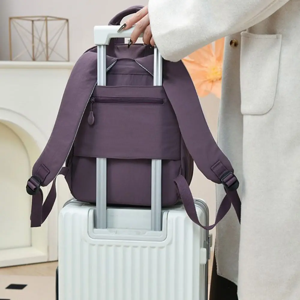 Interior con organización multicapa y espacio para laptop