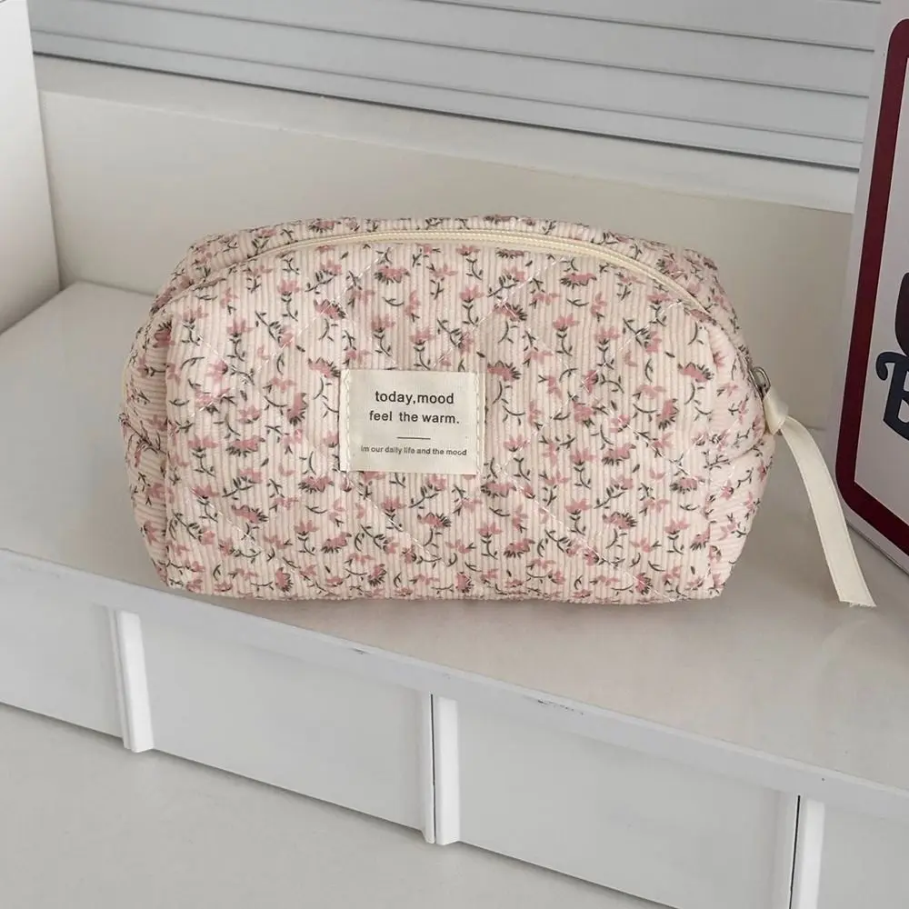 Detalle del tejido de pana y diseño floral