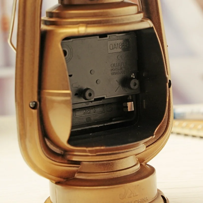 Reloj despertador vintage con lámpara de aceite retro decorativo - imagen 4