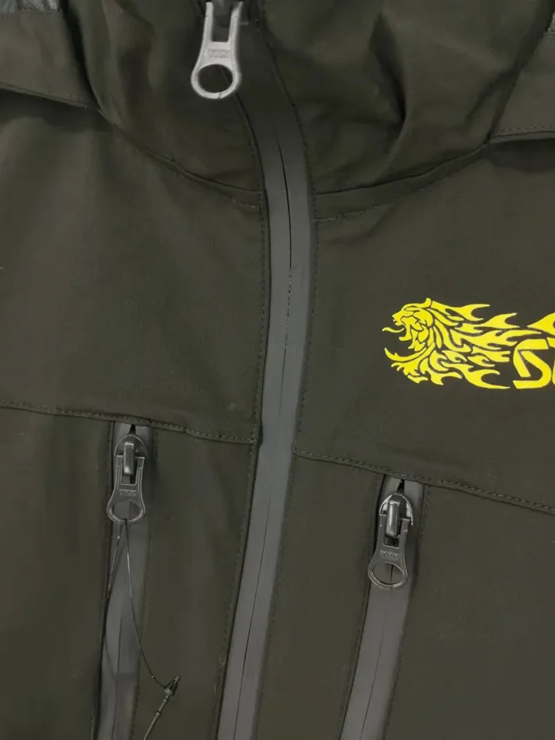 Detalle de costuras y cremalleras del conjunto SUNLINE