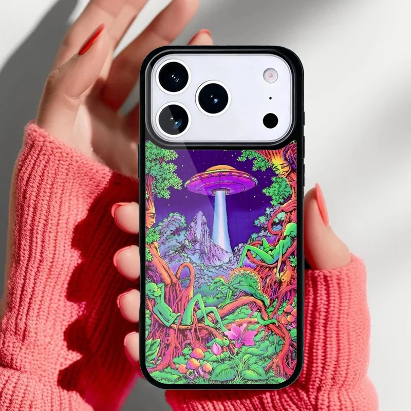 Funda psicodélica con diseño alienígena para iPhone mostrando colores vibrantes