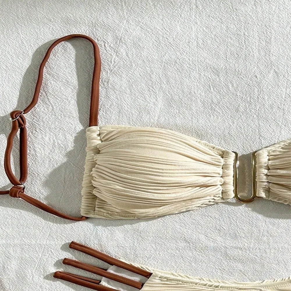 Conjunto bikini elegante con aberturas y tejido arrugado verano
