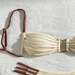 Conjunto bikini elegante con aberturas y tejido arrugado verano