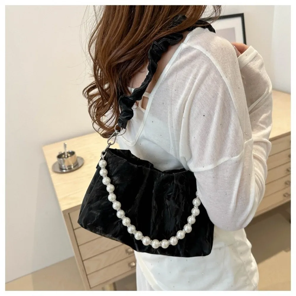 Bolso de noche en plata con estilo elegante