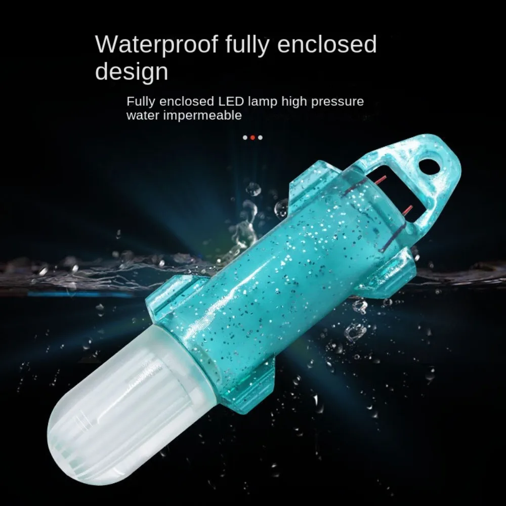Luz LED intermitente en el agua