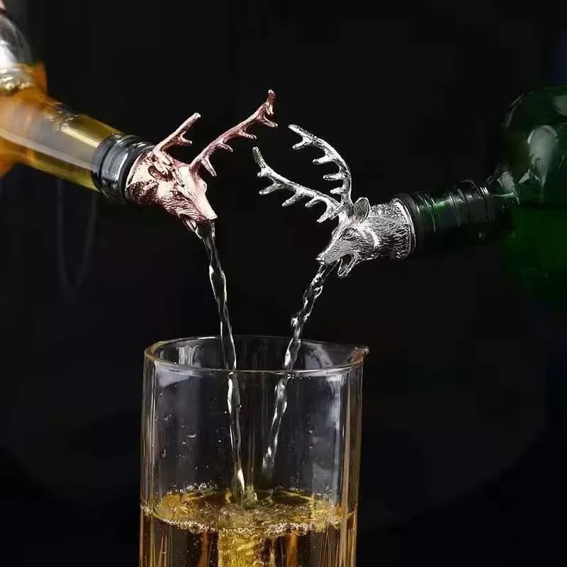 Tapón Dispensador de Vino y Aceite en Aleación de Zinc con Cabeza de Ciervo - imagen 2