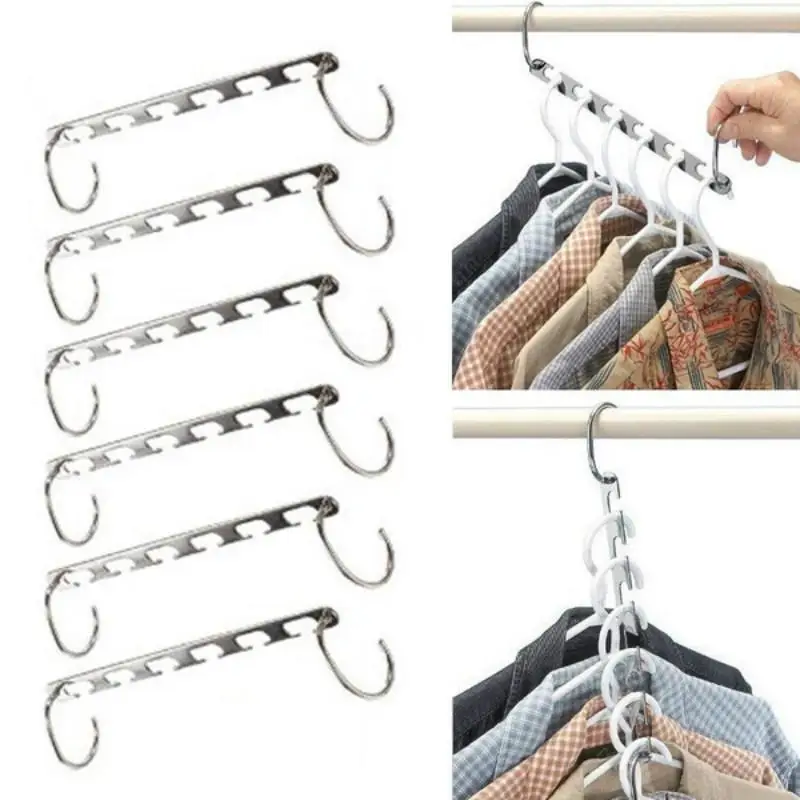 Perchas metálicas organizadas en armario