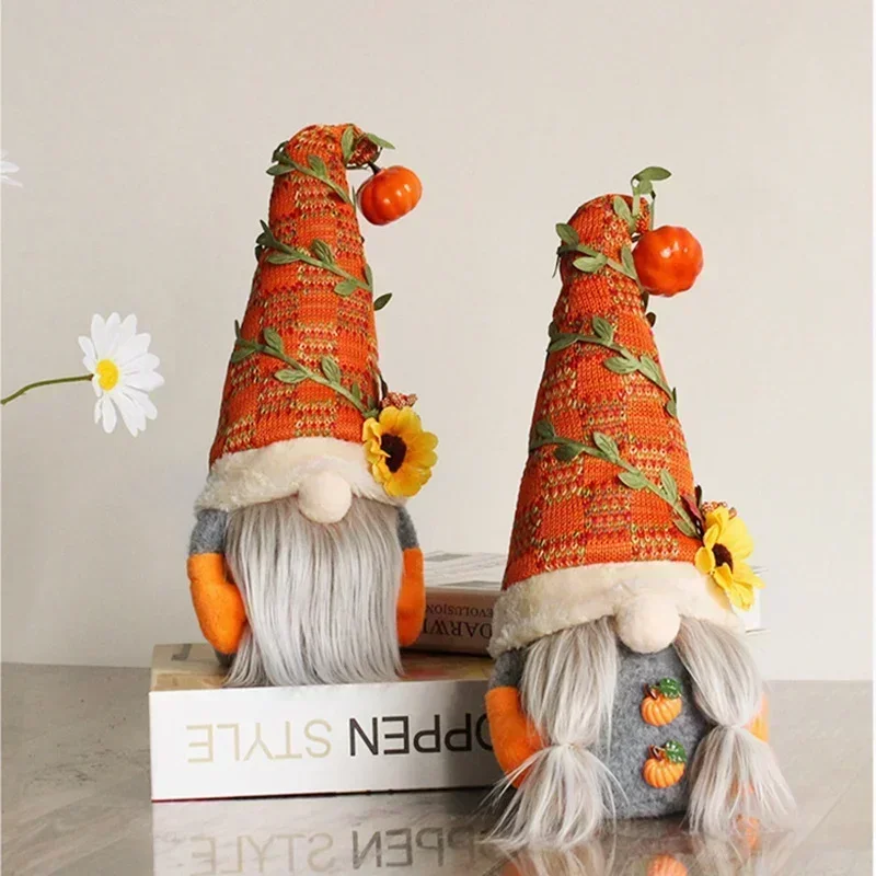 Gnomo de Halloween con calabaza en decoración festiva