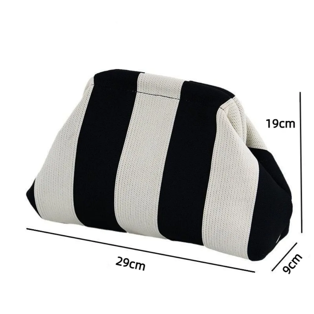 Bolso dumpling de ganchillo con diseño de rayas