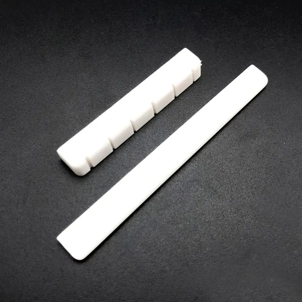Detalle de la cejilla de hueso para guitarra de 6 cuerdas