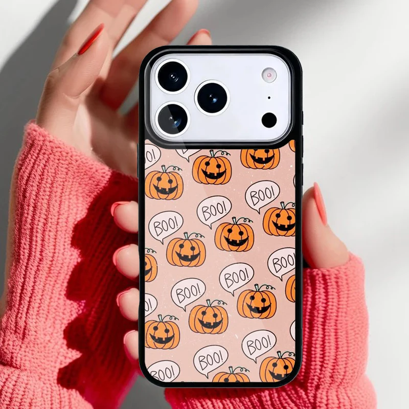Fondo con decoración otoñal mostrando la funda en uso