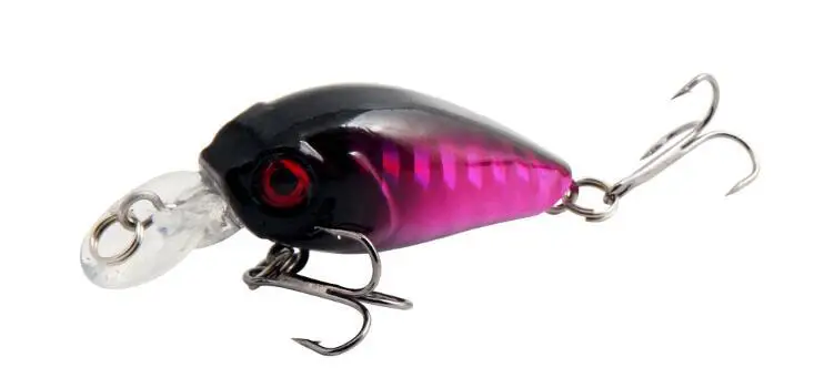 Señuelo sobre hierba mostrando contexto de pesca
