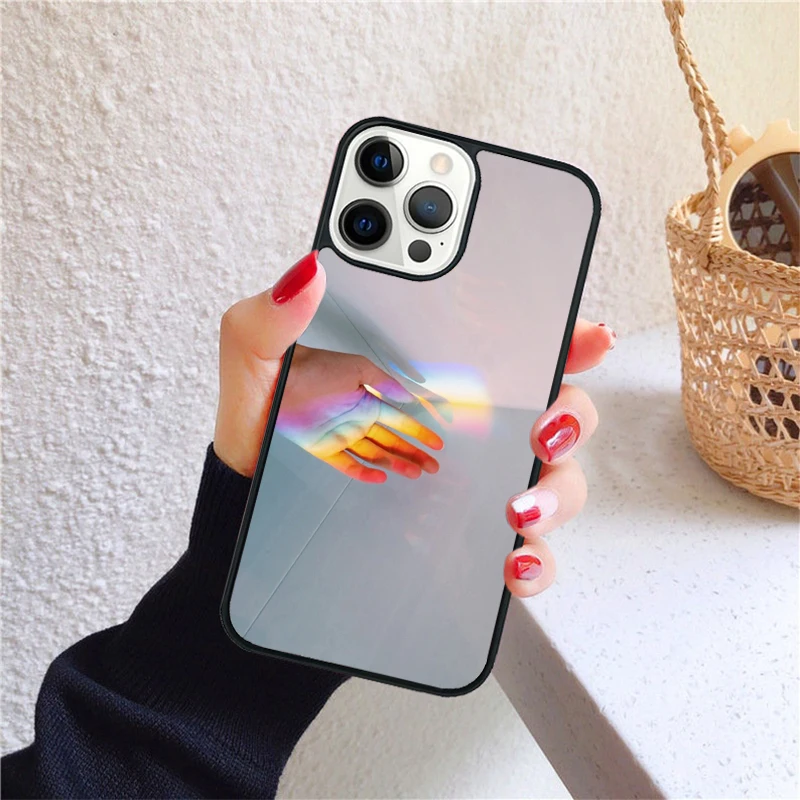 Funda con el teléfono en mano