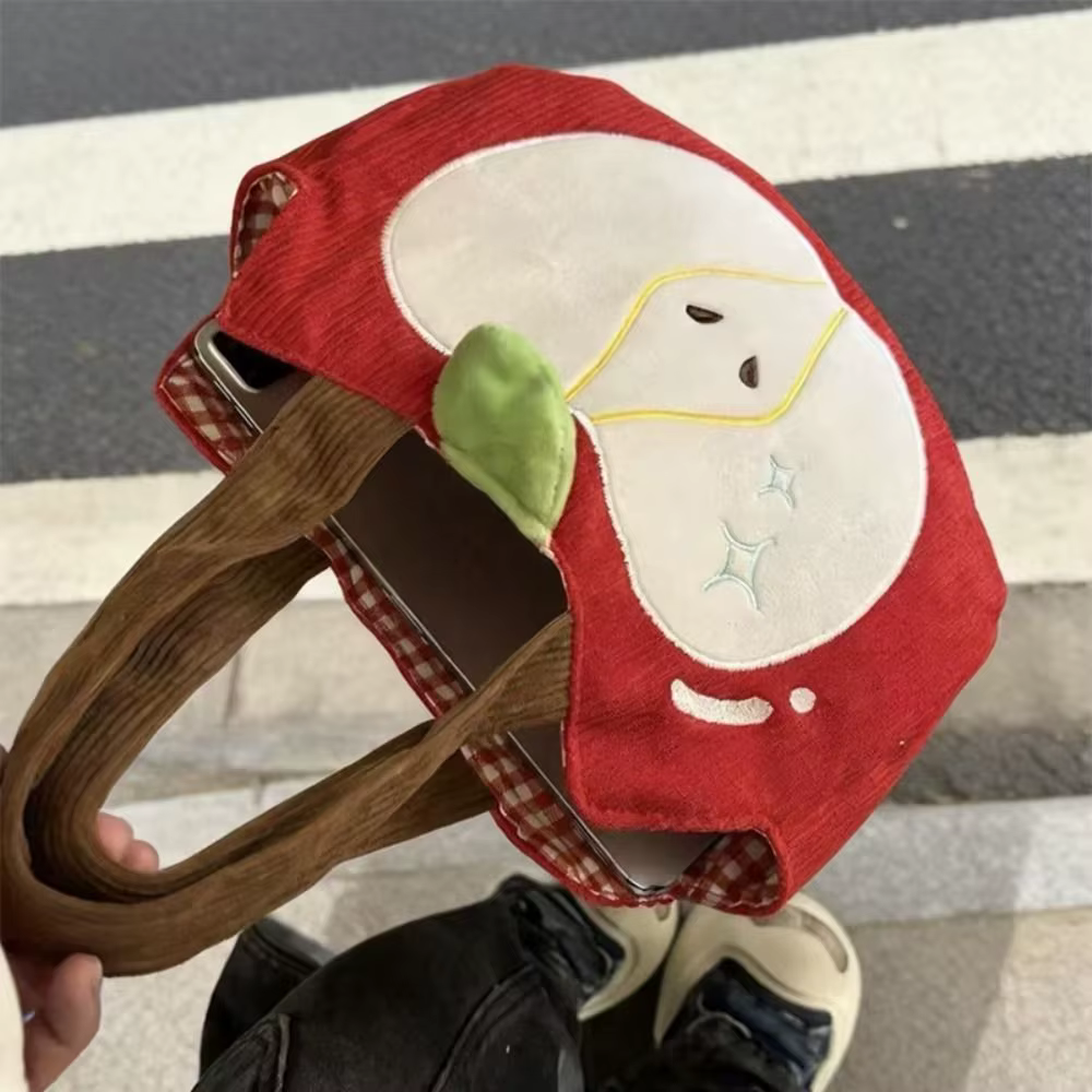 Detalle texturizado de la pana roja del bolso para mujer