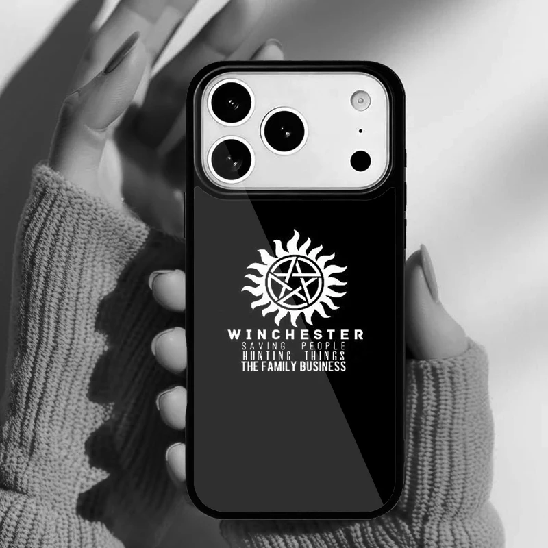 Detalle del diseño Supernatural en la carcasa trasera