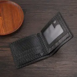 Cartera corta de cuero PU negra con fibra de carbono y doble pliegue