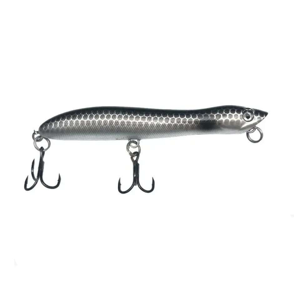 Señuelo junto a accesorios de pesca básicos