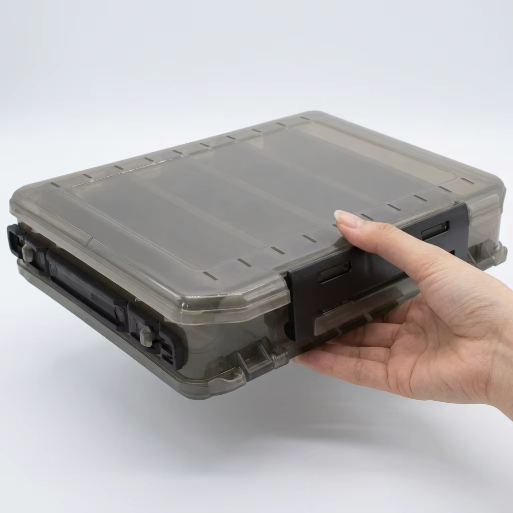 Interior de la caja mostrando compartimentos para señuelos y accesorios