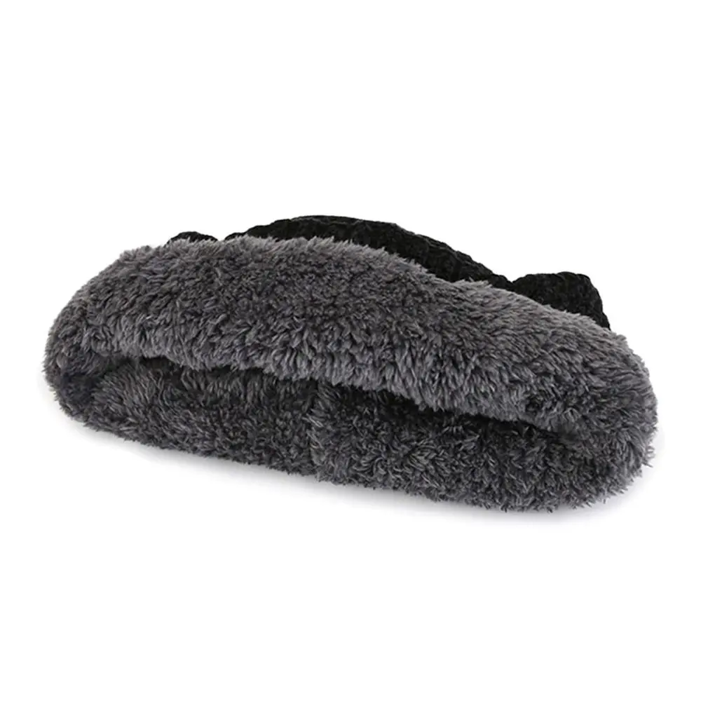 Gorro de punto suave invierno con orejeras cubriendo orejas