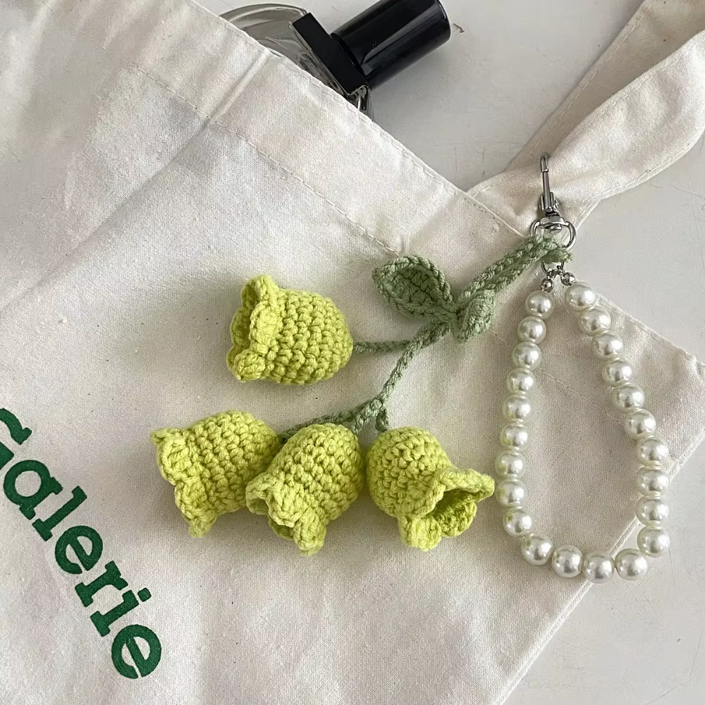 Llavero Orquídea con Perlas Hecho a Mano – Colgante Tejido para Bolso