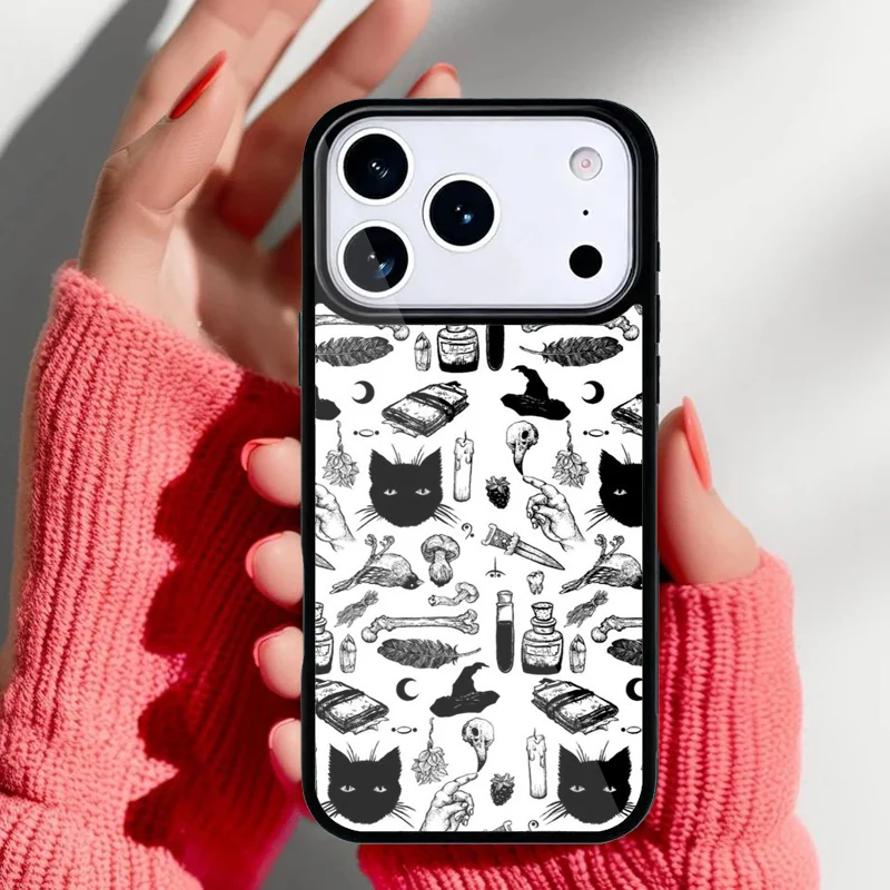 Funda con diseño de gato bruja oscura sobre fondo Halloween