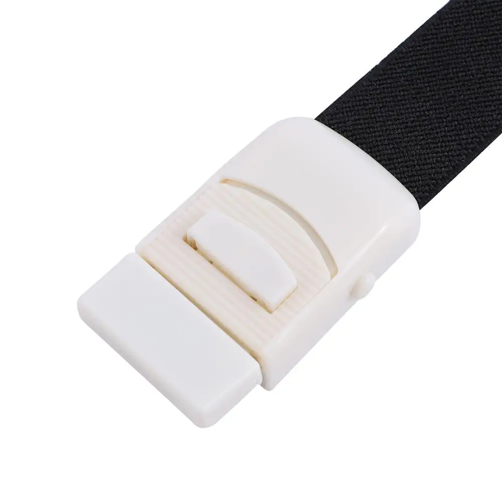 Detalle de la hebilla ergonómica del torniquete de emergencia