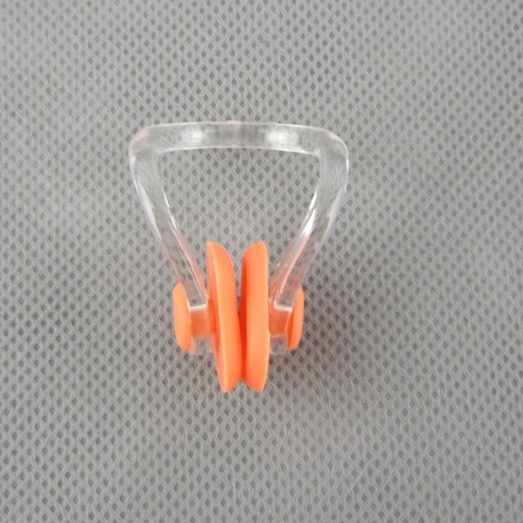 Vista del set de férula nasal y tapones impermeables para actividades acuáticas