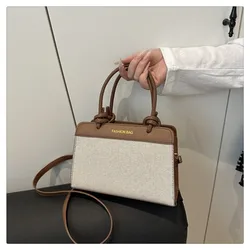 Bandolera crossbody de polipiel con cremallera y correa ajustable