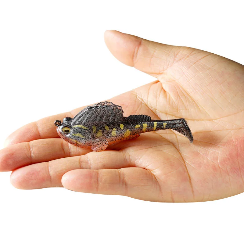 Primer plano de los anzuelos afilados del swimbait