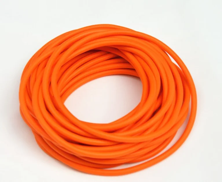 Tubo de látex natural estirado, mostrando su elasticidad