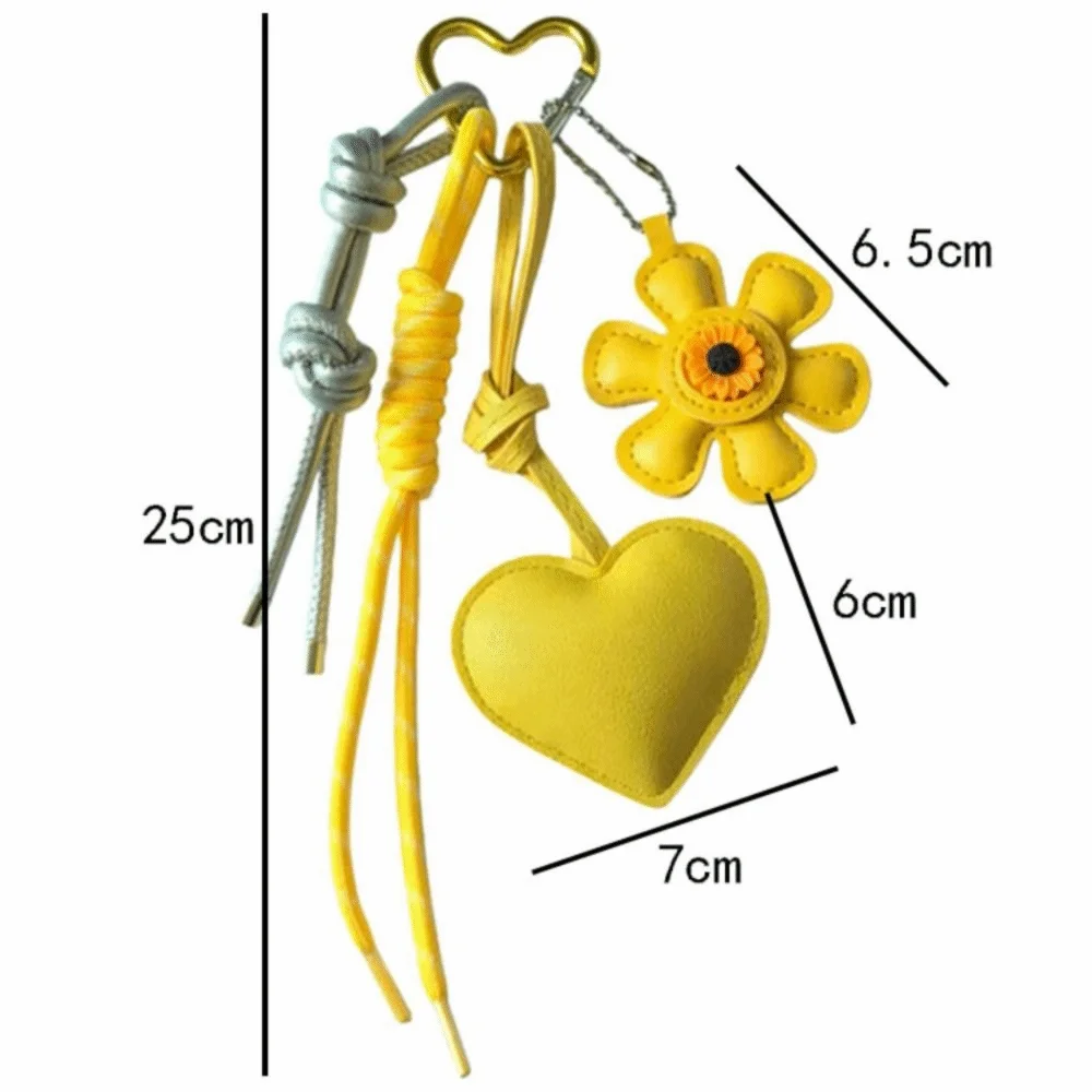 Corazón con girasol y cordones tejidos del llavero