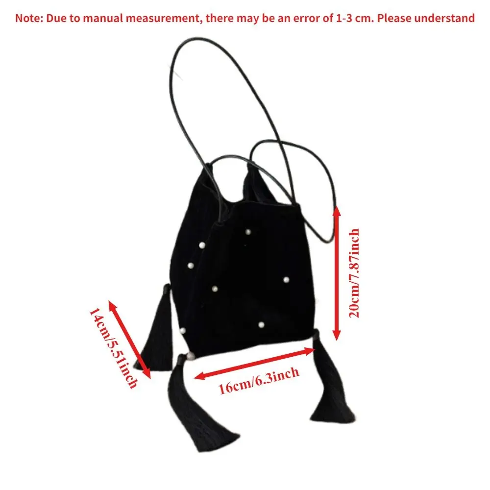 Bolso de hombro de terciopelo negro con detalle de borlas y perlas