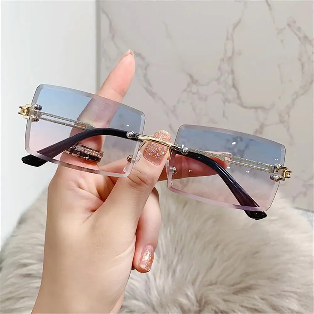 Detalle de lentes y marco metálico