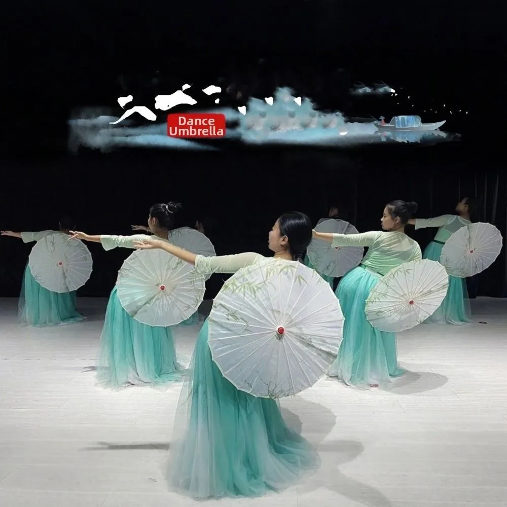 Sombrilla de papel encerado Hanfu con borlas de tela de seda - imagen 3