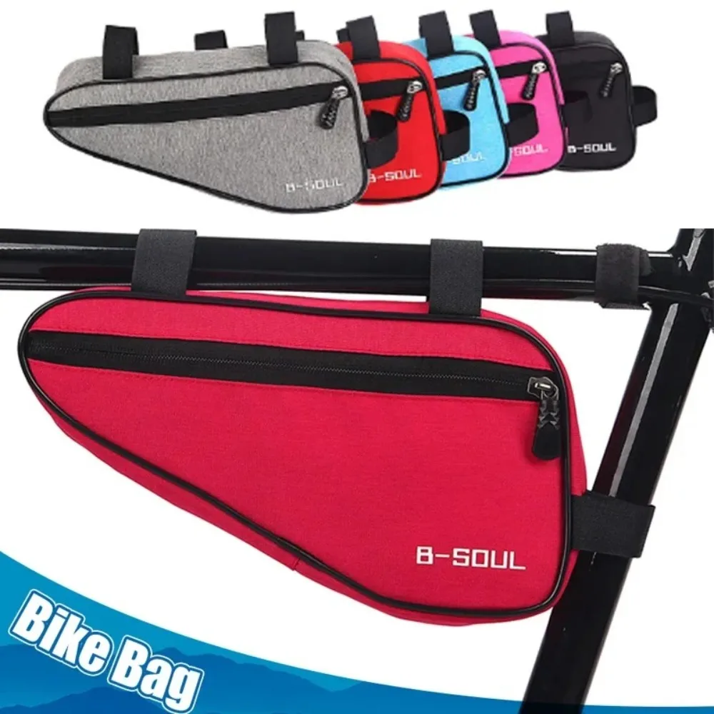 Bolsa triangular junto al cuadro