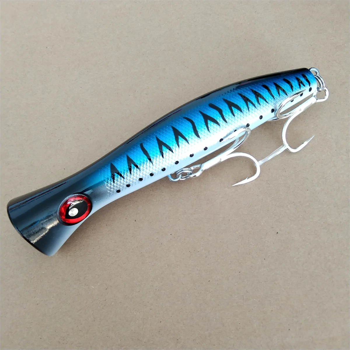 Variedad de colores disponibles en los poppers Noeby para diferentes condiciones de pesca
