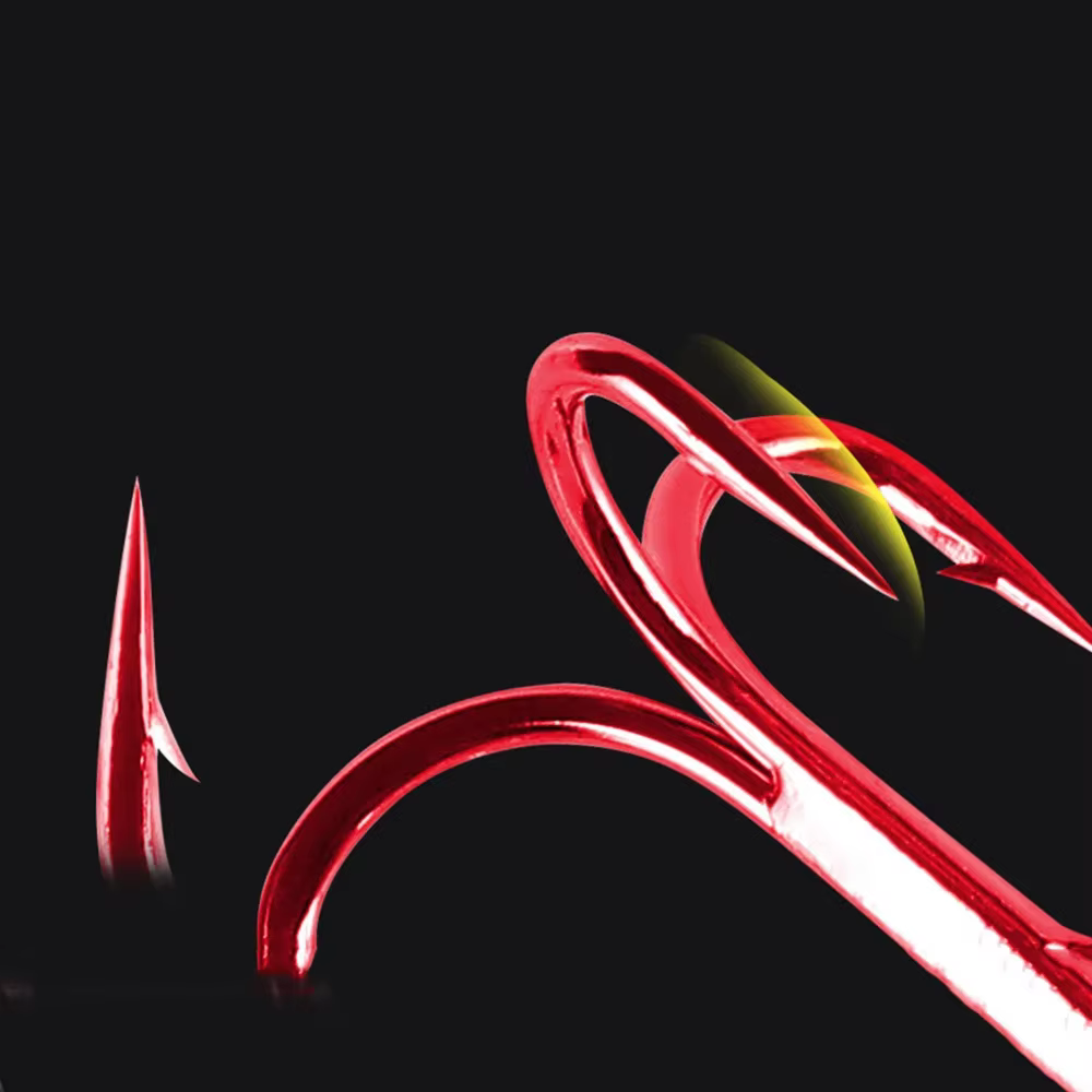 Detalle del recubrimiento rojo de los anzuelos triples