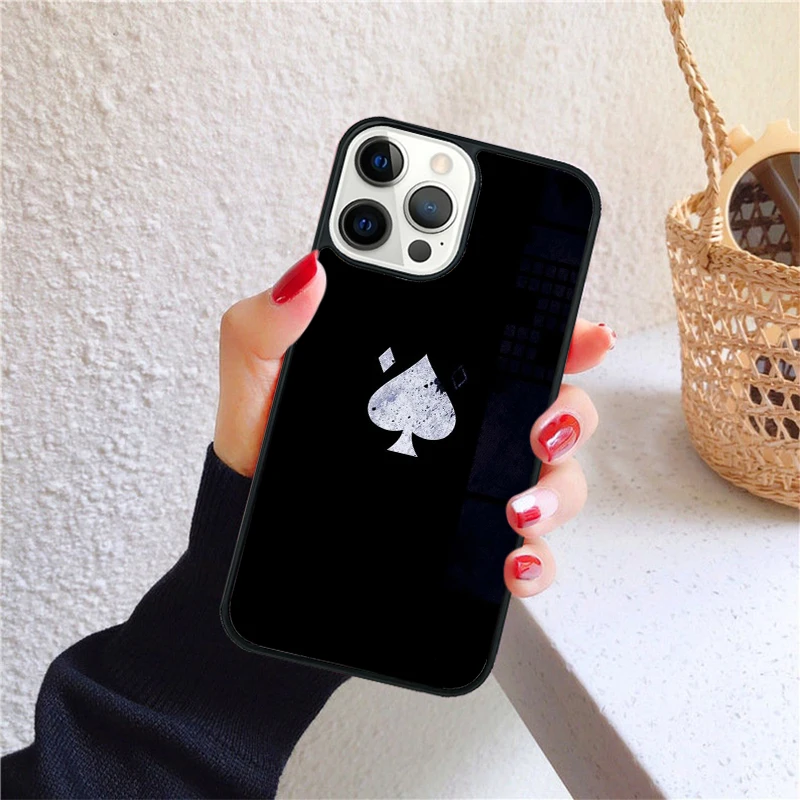 Funda Krajews mostrando protección y diseño en iPhone