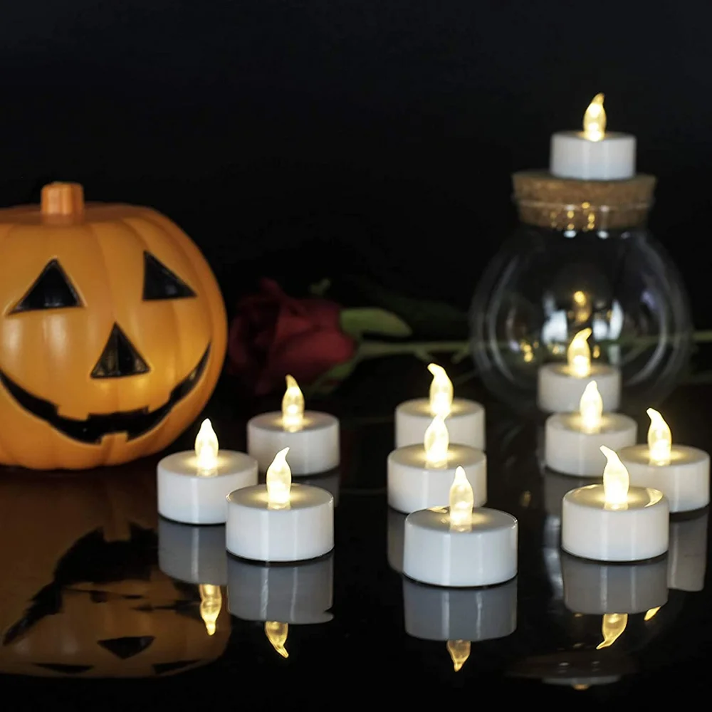 Velas LED colocadas en farolillos y soportes decorativos