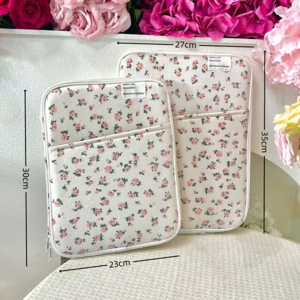 Vista frontal de la funda con detalle de flores rotas