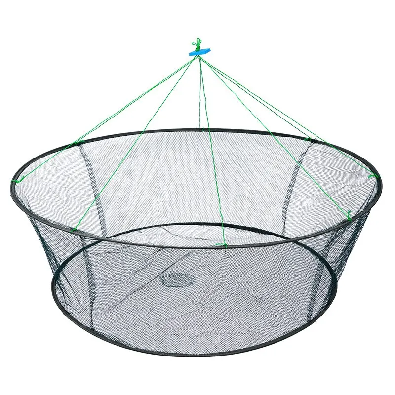 Red de pesca plegable extendida sobre superficie verde