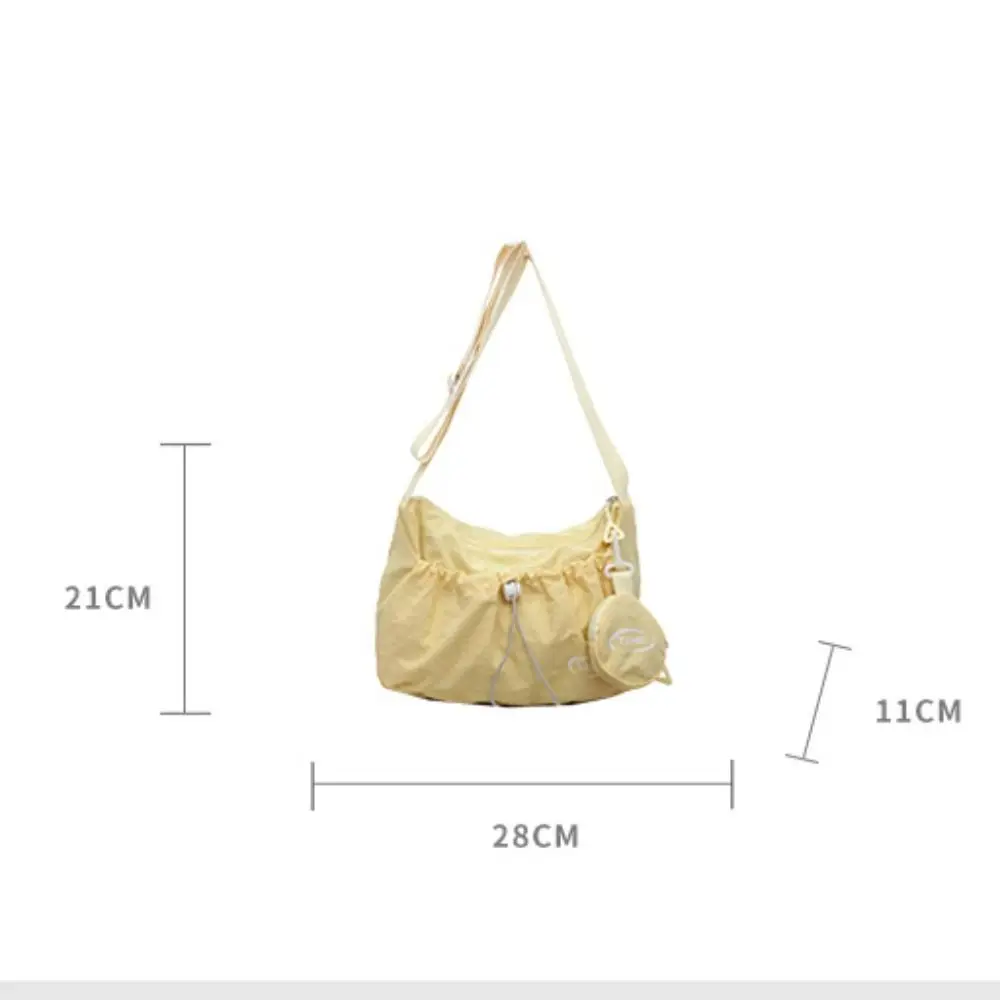 Bolso tote de nailon con cordón y acabado sólido