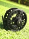 Carrete de pesca con mosca de metal negro con engranaje 1:1 - imagen 4