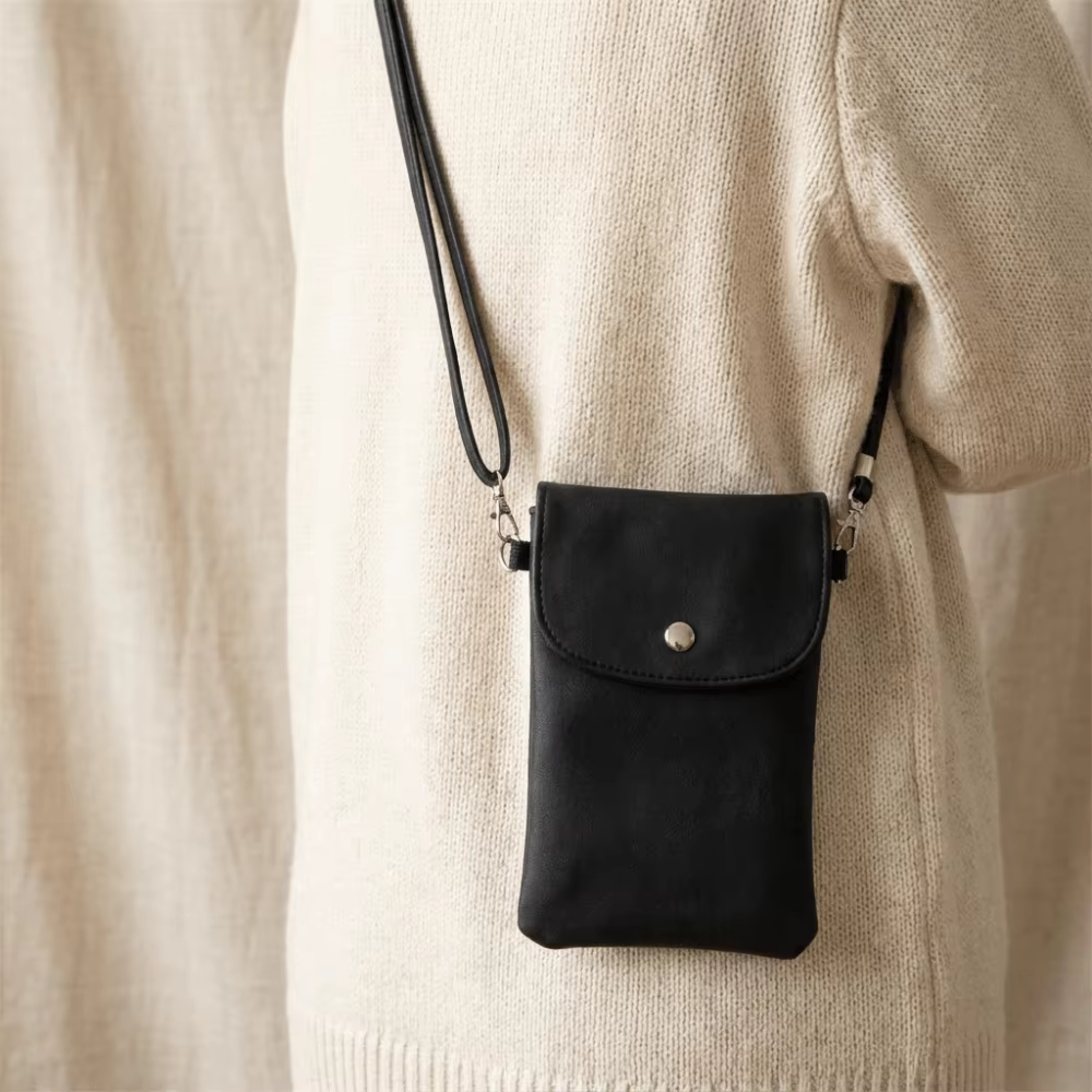 Detalle del cierre a presión del mini bolso bandolera