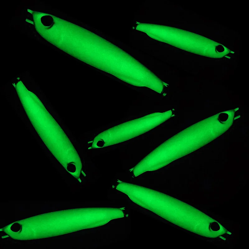 Señuelo cuchara luminoso de caída lenta para lubina desde orilla